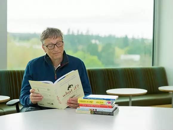 比尔·盖茨常常阅读。图片来源：Bill Gates Foundation/BI